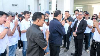 กลุ่มคนขับรถผ่านแอปฯ ยื่นหนังสือถึงผู้ว่าฯ ภูเก็ต ขอเปิดรับจดทะเบียน รย.18 เพิ่ม หลังได้รับผลกระทบหนัก