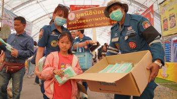 ‘ป่อเต็กตึ๊ง’ลงพื้นที่ 3 จังหวัดอีสาน แจกจ่ายหน้ากากอนามัยแก่ประชาชน ฝ่าวิกฤตฝุ่นพิษPM2.5