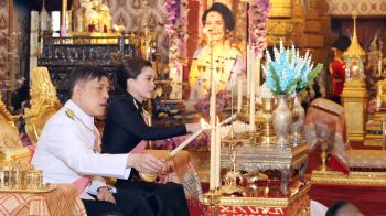 ทรงบำเพ็ญพระราชกุศลสตมวาร ร.10-ราชินีเสด็จฯ ถวายสมเด็จพระพันปีหลวง เสด็จสวรรคตครบ100วัน พระราชทานหนังสือที่ระลึก