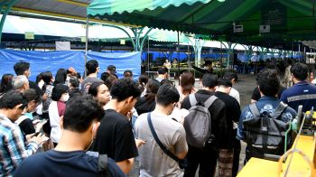 เลือกตั้งล่วงหน้ากระหึ่มทั่วปท.  แห่ใช้สิทธิ์คึกคัก!  ประชาชนรอเข้าคูหาแต่เช้า