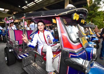 \'หยก กชพร \'เคลื่อนขบวนตุ๊กตุ๊กเยือนสวนป่าเบญจกิติประกาศจุดยืนเปลี่ยนขนส่งสาธารณะสู้ภัย PM 2.5