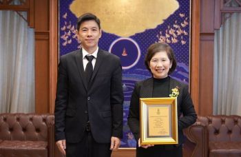 รองกรรมการผู้จัดการ ธอส. รับโล่ประกาศเกียรติคุณนิสิตเก่าดีเด่น มหาวิทยาลัยเกษตรศาสตร์