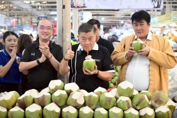 เกษตรฯ เปิดพื้นที่จำหน่ายมะพร้าวน้ำหอม เร่งช่วยชาวสวนมะพร้าว ณ ตลาด อ.ต.ก.