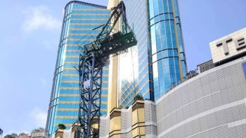 ระทึกกลางกรุง เครนยักษ์ถล่ม ข้างห้างดังอโศก ทับคนงานเจ็บ2