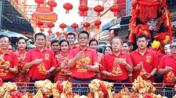 จ.สมุทรสาคร แจกส้มมหามงคล4,800ลูก