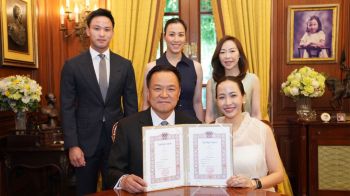 ‘เสี่ยหนู’ถือฤกษ์วาเลนไทน์ จดทะเบียนสมรส‘จ๋า ธนนนท์’ คนไทยแห่ซื้อดอกไม้คึกคัก มอบเป็นของขวัญให้คนรัก