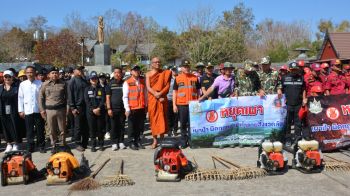 ‘ผู้ว่าฯมุกดาหาร’นำทีม! ‘จิตอาสา’ ทำแนวกันไฟรอบภูมโนรมย์ ‘สกัดไฟป่า-หมอกควัน’