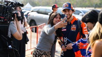 สัมผัสใกล้ชิด! เหล่านักบิด MotoGP ก่อนปิดฉากวันซ้อมสุดท้ายที่บุรีรัมย์