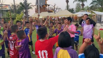 หนุ่มเจ้าของร้านอาหารสานฝันให้เด็ก ใช้พื้นที่ว่างในร้านสร้างสนามฟุตบอล