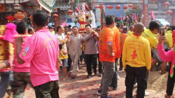 จ.ยะลา จัดงานสมโภชแห่พระลุยไฟ อัญเชิญองค์พระจำลองแห่รอบเมือง