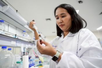 นักวิจัย มวล. เปลี่ยนทะลายปาล์มเหลือทิ้ง สู่สารชีวเคมีมูลค่าหลักล้าน