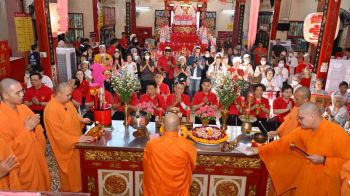 ‘มูลนิธิป่อเต็กตึ๊ง’จัดพิธีจุดเทียนเปิดงานเทศกาลง่วนเซียวที่ศาลเจ้าไต้ฮงกง พลับพลาไชย