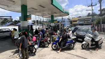 ไม่สนรบ.แจงมีนํามันเพียงพอ ปชช.ยังแห่กักตน ‘อนุทิน’ย้ำตรึงราคา15วัน