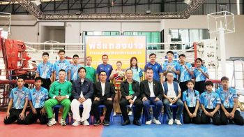 ‘ผู้ใหญ่ใจดี’มอบเงินอัดฉีดนักชกโรงเรียนกีฬานครสวรรค์ สร้างผลงานเจ๋งศึกมวยชิงแชมป์ประเทศไทย