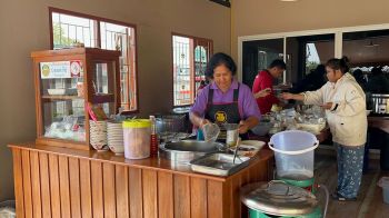 ข้าวหมูแดง-หมูกรอบ ตั้มพานิชอร่อยบอกต่อ