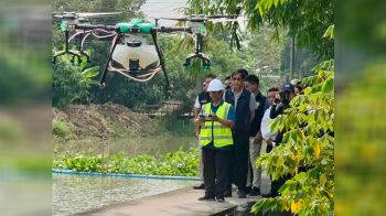 ‘นายกแจ๊ส’บังคับโดรนโชว์! รุกใช้สารชีวภาพ สวพ.62 ปราบผักตบชวา