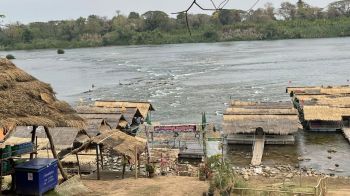 รายงานพิเศษ : ไปหลบลมร้อนเล่นน้ำคลายร้อน สปาเท้า ผ่านสายน้ำโขง ที่ จ.อำนาจเจริญ