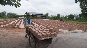 รายงานพิเศษ : ไปชมชาวนาอำนาจเจริญ รับจ้างปั้นดินเป็นเงิน เสริมรายได้ดี