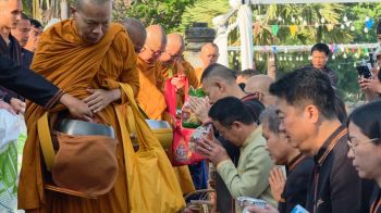 งดงามวิถีพอเพียง! ศรีสะเกษจัดกิจกรรม ‘นุ่งผ้าไทยใส่บาตร’ ยกระดับผ้าทอเบญจศรี