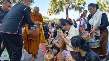 จ.ศรีสะเกษ พร้อมใจนุ่งผ้าไทยใส่บาตร ทำความดีวิถีพอเพียง กระตุ้นเศรษฐกิจ