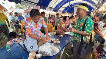 ชาวบ้านอ.สะเดาจัดเต็ม แข่งขูดมะพร้าวย้อนยุค สืบสานตำนาน“เหล็กขูด”
