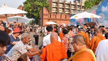 ผู้ว่าฯนำชาวเชียงใหม่ตักบาตร เนื่องในวันสงกรานต์ ปี 2569