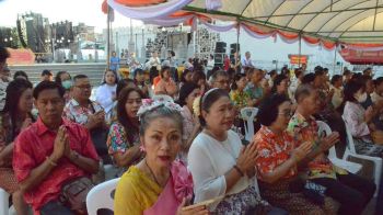 ชาวโคราช พร้อมใจใส่ชุดไทย ทำบุญตักบาตร สักการะย่าโม