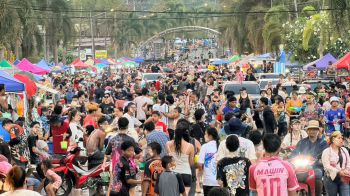 ชาวตราดแห่เที่ยววันไหลบ่อไร่ ผู้คนกว่า4,000คนปิดเมืองเล่น