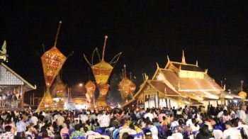 จ.เลย สืบทอดวัฒนธรรม 475 ปี แห่ต้นดอกไม้ใหญ่ถวายพุทธบูชา