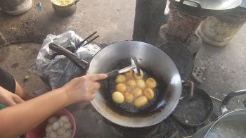 รายงานพิเศษ : ผู้มีรายได้น้อยยิ้ม ข้าวแกงถุง10บาท ที่ตลาดสามทุ่มอำนาจเจริญ