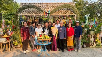 เดอะมอลล์กรุ๊ป จัดงาน \'จุ่มอกเย็นใจ๋ปีใหม่เมือง\' ที่สารภี แข่งลาบ-ส้มตำลีลา สระเกล้าดำหัวผู้สูงอายุ