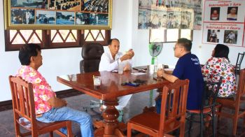 ‘หมอเณร’หมอสมุนไพรชื่อดังเมืองกาญจน์โชว์ศาสตร์คัมภีร์โบราณพันปี ใช้สมุนไพรสร้าง\'ไฟธาตุ\'พิชิตโรคร้าย