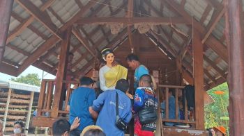 ฮือฮาเมืองลับแล! อัญเชิญ \'แม่ชบาแก้ว\' คอหวยลุ้นเลขเด็ด