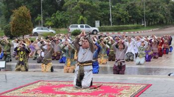 จึ้งนะออเจ้า! ผู้ว่าฯ บึงกาฬนำข้าราชการแต่งชุดไทย ถวายบังคมร.5 ก่อนถกกรมการจังหวัด