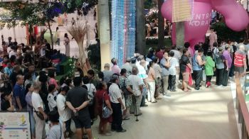 โคราชคึกคัก! ผู้สูงวัยแห่ฉีดวัคซีนไข้หวัดใหญ่แน่นเซ็นทรัลฯ คิวเต็มตั้งแต่เช้า