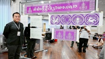 ย้อนรอยความวิจิตร ‘มมส ผสานศาสตร์ – ศิลป์’ ร้อยเรียงดอกรัก ตกแต่งเวทีรับปริญญา