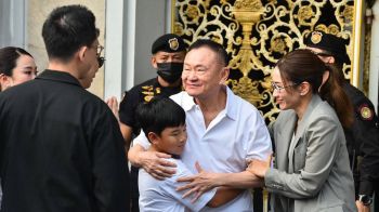 ‘ทักษิณ’ใส่กำไลEMกลับบ้าน ลั่นจำศีลมา8เดือน บอกสื่อเป็น‘อัลไซเมอร์’