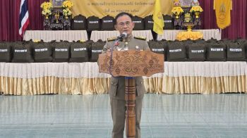 ในหลวง โปรดเกล้าฯให้องคมนตรีเชิญถุงพระราชทานและเครื่องอุปโภคบริโภค แก่ราษฎรที่ประสบวาตภัยในพื้นที่สุพรรณบุรี