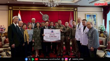 พลตำรวจเอก อดุลย์ - อรัญญา แสงสิงแก้ว อดีต ผบ.ตร. บริจาคเงิน 2 ล้านบาท ให้แก่โรงพยาบาลตำรวจ