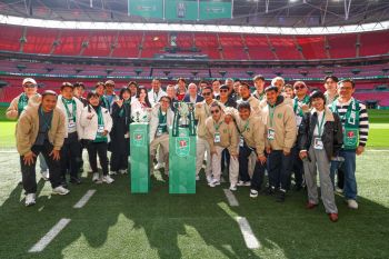 \'คาราบาว\' พาอินฟลูฯ สายฟุตบอลกว่า 10 ชีวิต บินลัดฟ้าชมรอบชิง \'Carabao Cup\' ติดขอบสนามที่อังกฤษ