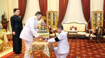 ในหลวง-พระราชินี พระราชทานพานพุ่มประดิษฐ์ให้ปลัดมหาดไทย เชิญไปสักการะต้นศรีมหาโพธิทศมราชบพิตร เนื่องในวันวิสาขบูชา