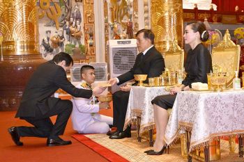 ผู้แทนไทยประกันชีวิตเฝ้าฯ รับเสด็จพระบาทสมเด็จพระเจ้าอยู่หัว  และสมเด็จพระนางเจ้าฯ พระบรมราชินี  ในพิธีเปิดศาลเจ้าไต้ฮงกงหยกขาว เฉลิมพระเกียรติ 72 พรรษา