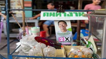 ‘วิพุธ’ ลุยแจกแผ่นพับตามบ้าน ขอโอกาสทำบางรักน่าอยู่
