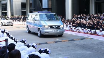 พสกนิกรเฝ้ารอร่ำไห้ตลอดเส้นทาง ส่งเสด็จพระองค์ภา เคลื่อนพระศพประดิษฐาน เข้าสู่พระที่นั่งพิมานรัตยา