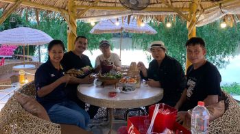 รายงานพิเศษ : ร้านอาหารฮาลาลริมแม่น้ำตรัง สร้างจุดขายไม่เหมือนใคร  ด้วยป้ายคำคมสะกิดใจ พร้อมตั้งชื่อ พนง.สุดครีเอทีฟ