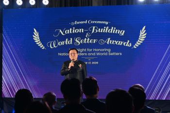 ศ.ดร.เกรียงศักดิ์ มอบโล่รางวัล ยกย่อง ดร.สุเมธ ตันติเวชกุล ผู้สูงอายุสร้างชาติระดับนานาชาติ