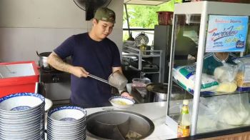 อดีตทหารพรานวางปืน เปิดร้าน ‘เตี๋ยวยก ขา’  สุดแปลกแห่งเชียงคำ