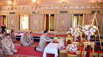 ผู้บริหารกทม.ลงนามถวายสักการะเบื้องหน้าพระรูปสมเด็จพระสังฆราช