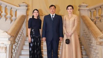 พระบาทสมเด็จพระเจ้าอยู่หัว และสมเด็จพระนางเจ้าฯ พระบรมราชินี เสด็จพระราชดำเนินทอดพระเนตรนิทรรศการราชพัสตราสู่สากล ณ กรุงปารีส