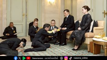 เปิดดีเทลแสนประณีต  ฉลองพระองค์ พระราชินี ทรงงดงามด้วยชุดเดรสผ้าไหมมัดหมี่ยกดอกลีลาวดี